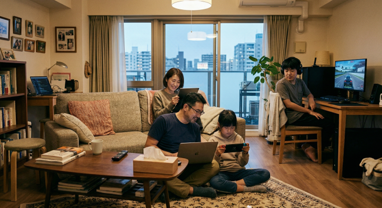 家族でマンションのWi-Fiでインターネットをしている画像